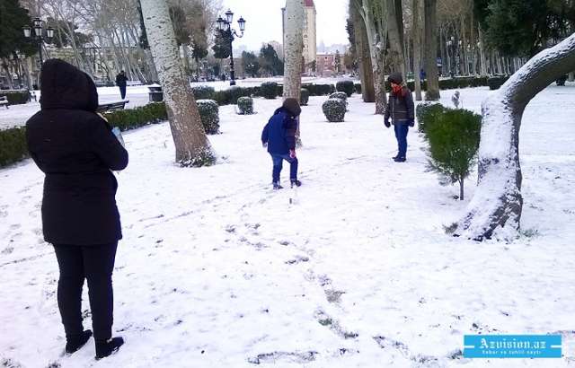 First snow in Baku - VIDEO 